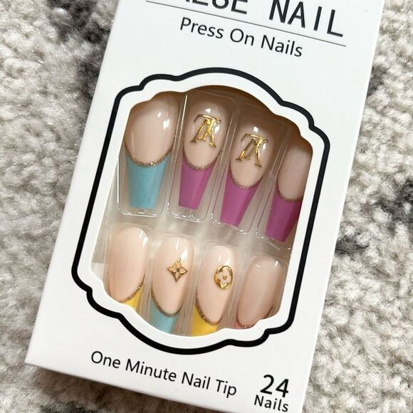 Louis Vuitton Press On Nails - Picture 1 of 3